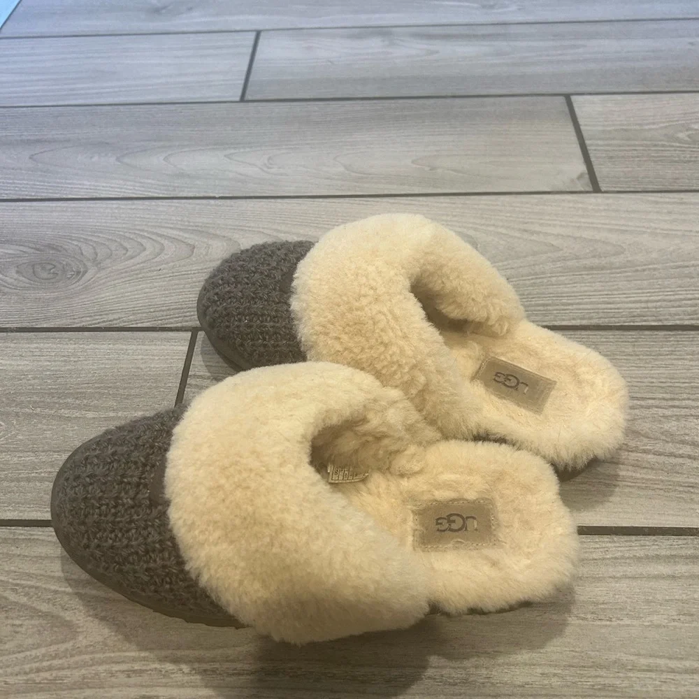 Ugg slippers size 8 - Picture 2 of 4